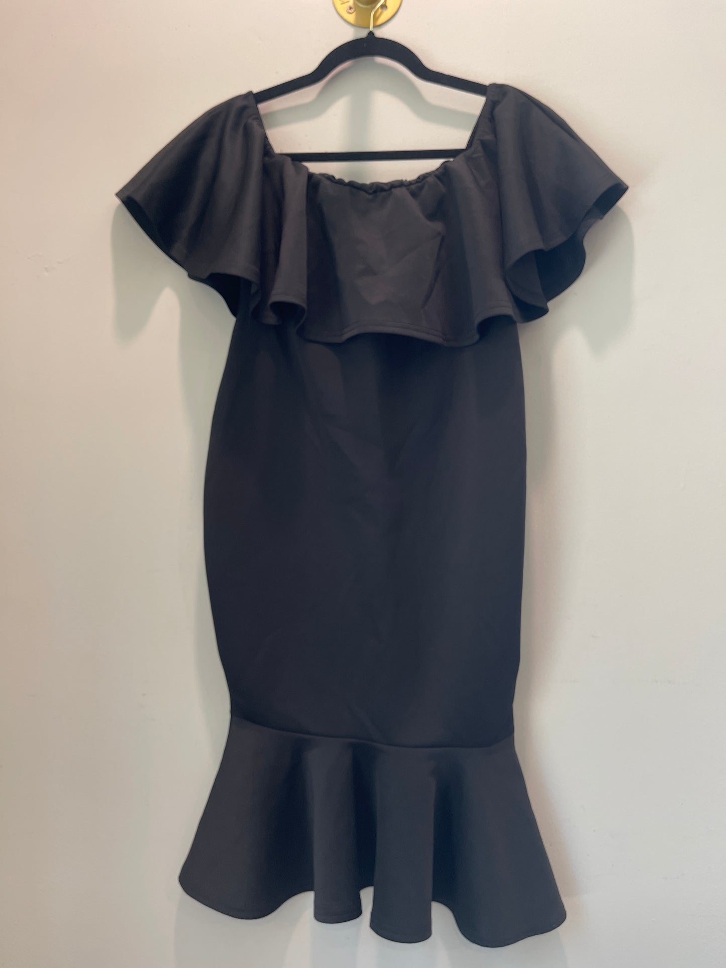 6 NWT boohoo Maternity Black Ruffle Scuba Dress