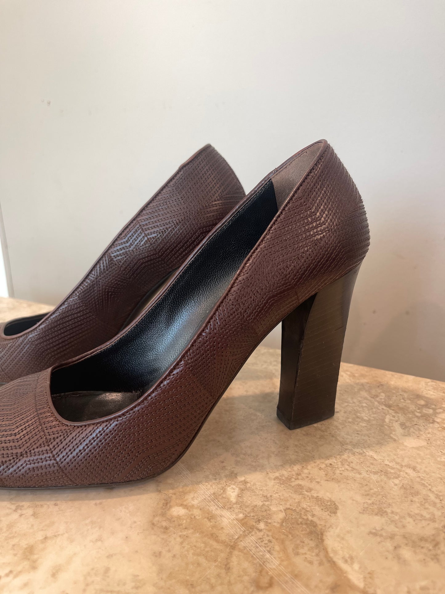 38 1/2 (8) Prada Brown Leather Pumps