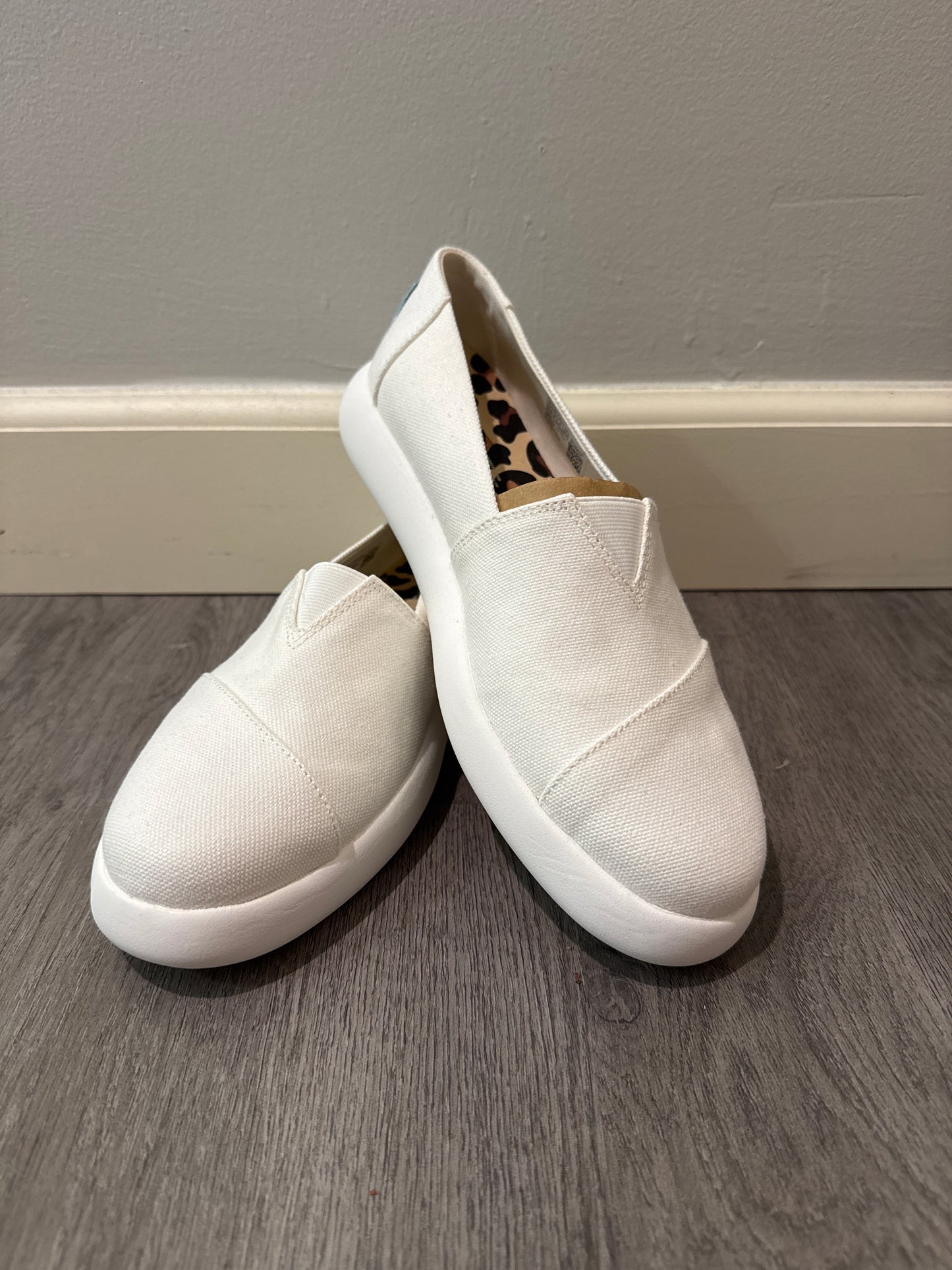 9.5 NWOT TOMS White Canvas Slip On