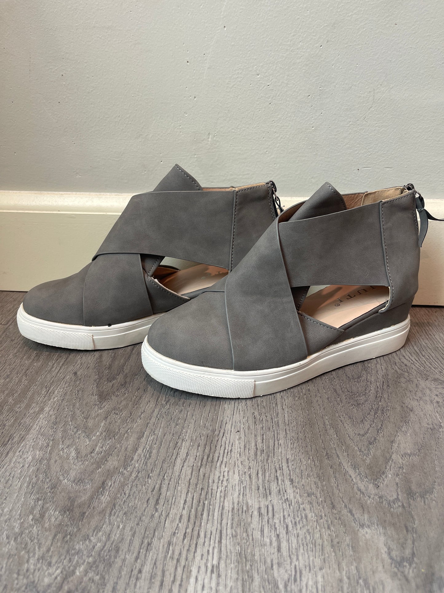 37 (6.5) Gray Criss Cross Sneaker