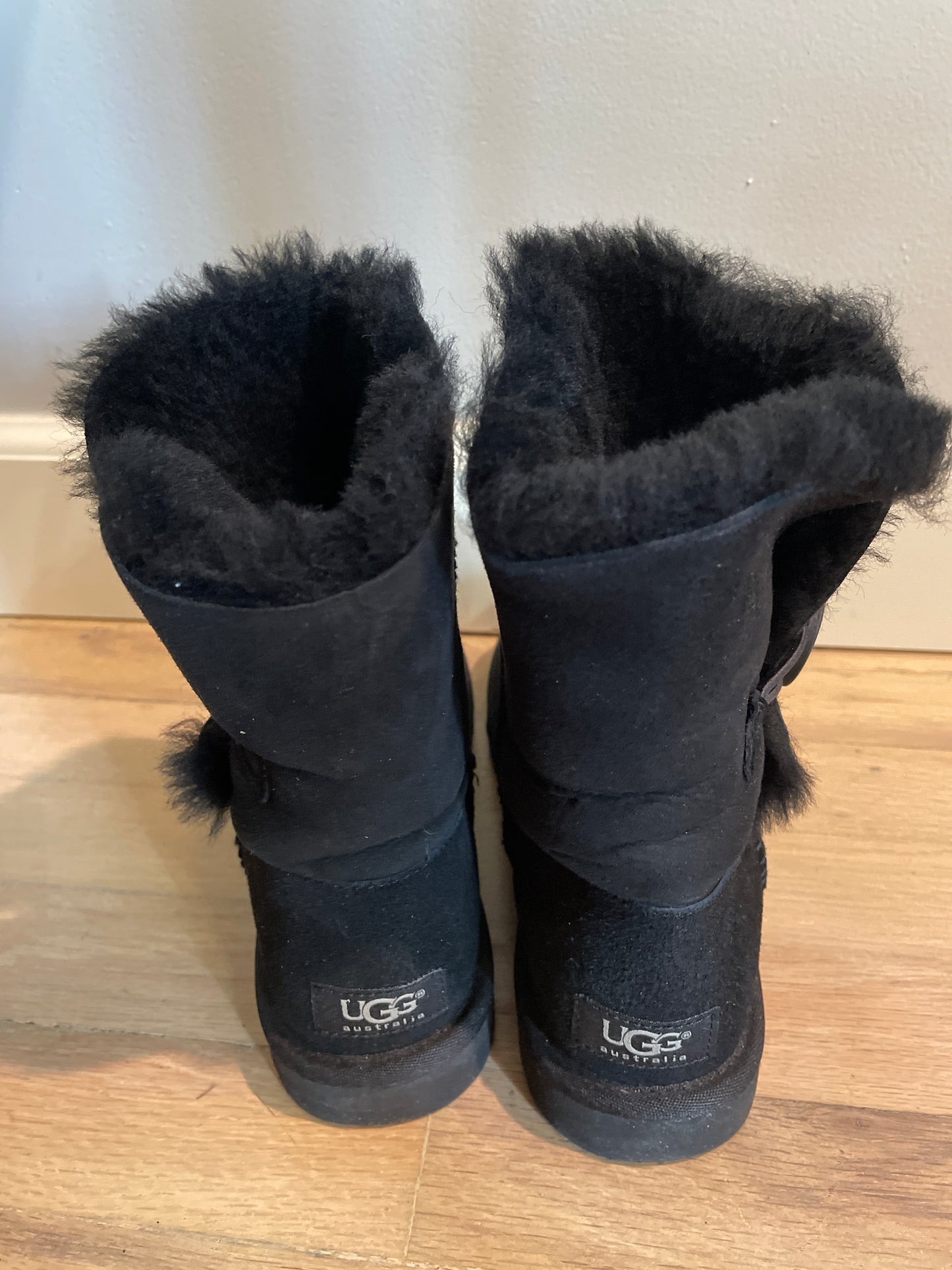 7 UGG Mini Bailey Button II Black