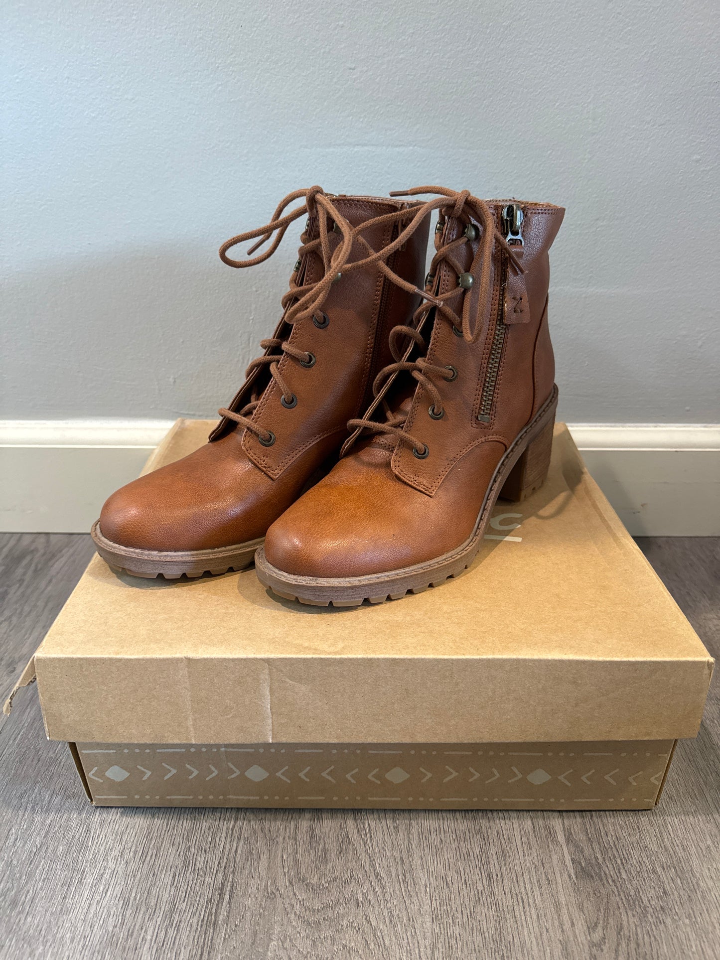9 Zodiac Brown Lace Up Boots