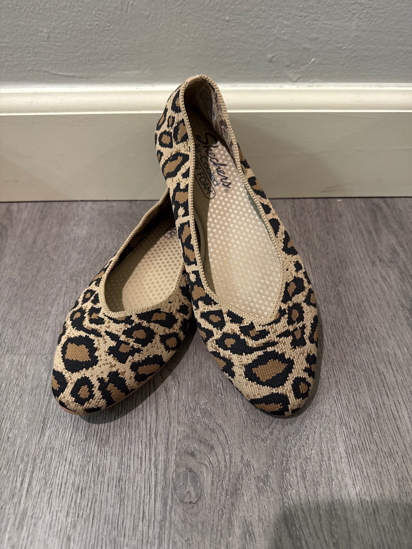 7.5 Skechers Leopard Flats