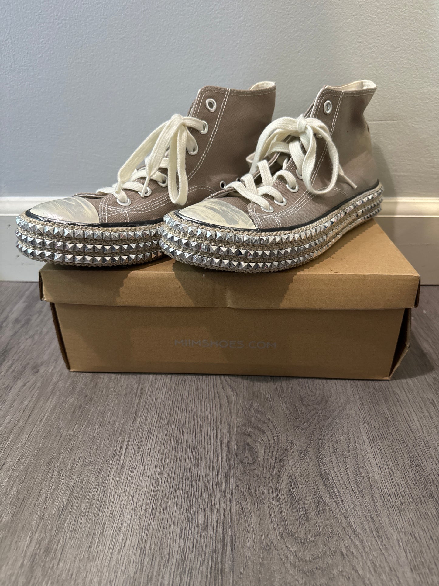 9 NWT Mi,iM Chantel Studded Sneaker