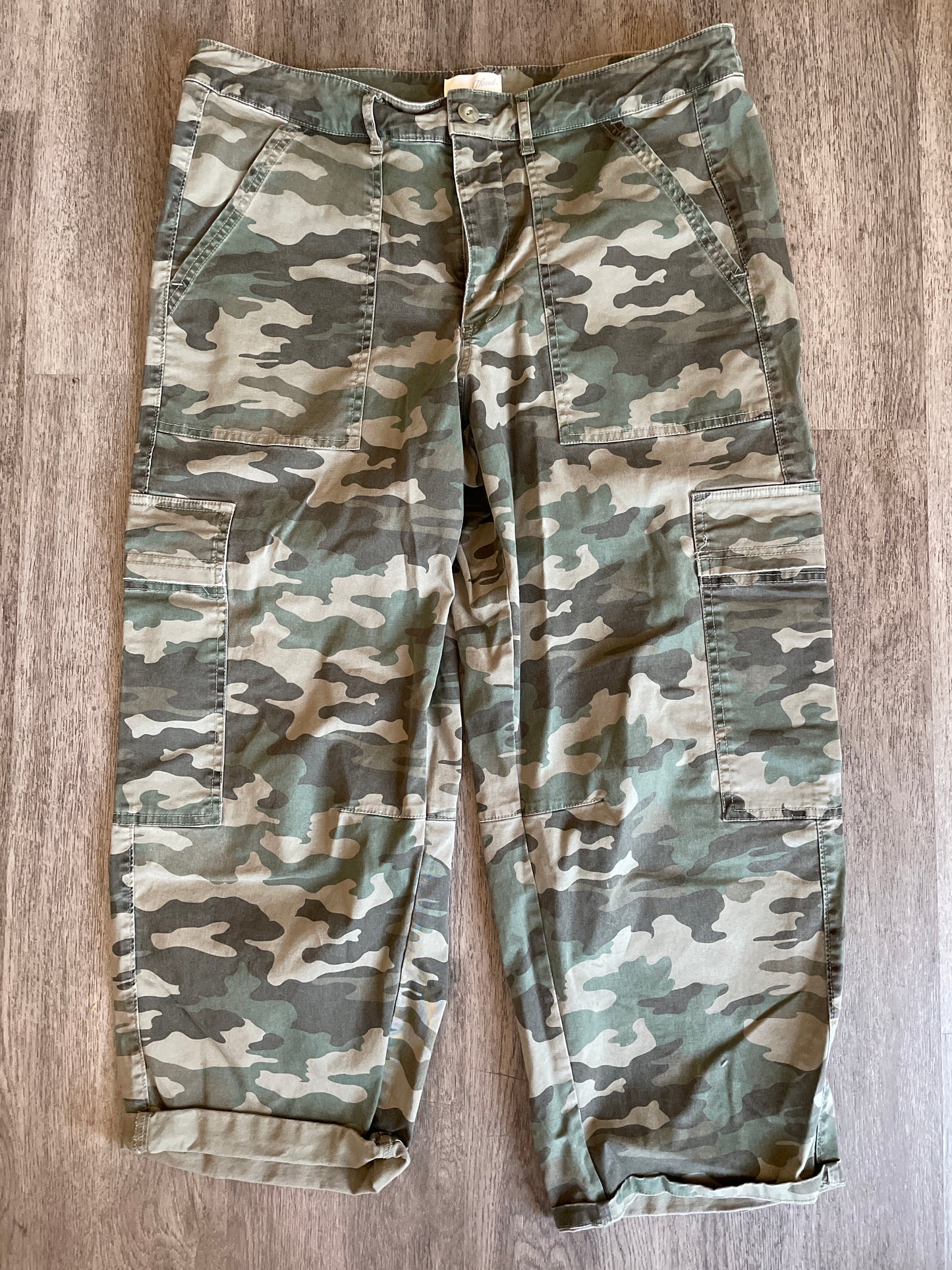 14 Universal Thread Camo Capri
