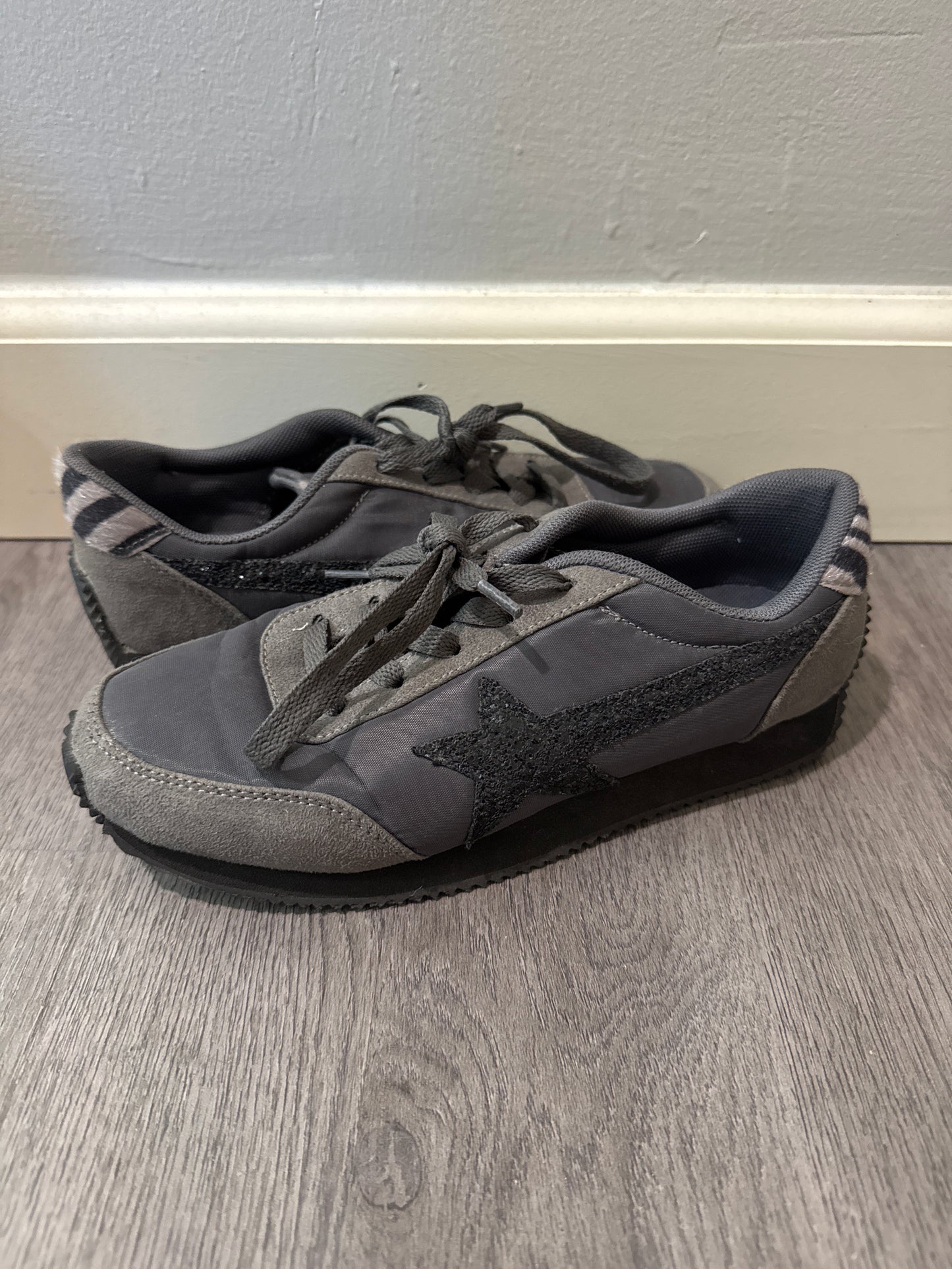 7.5 Very G Gray Star Sneaker