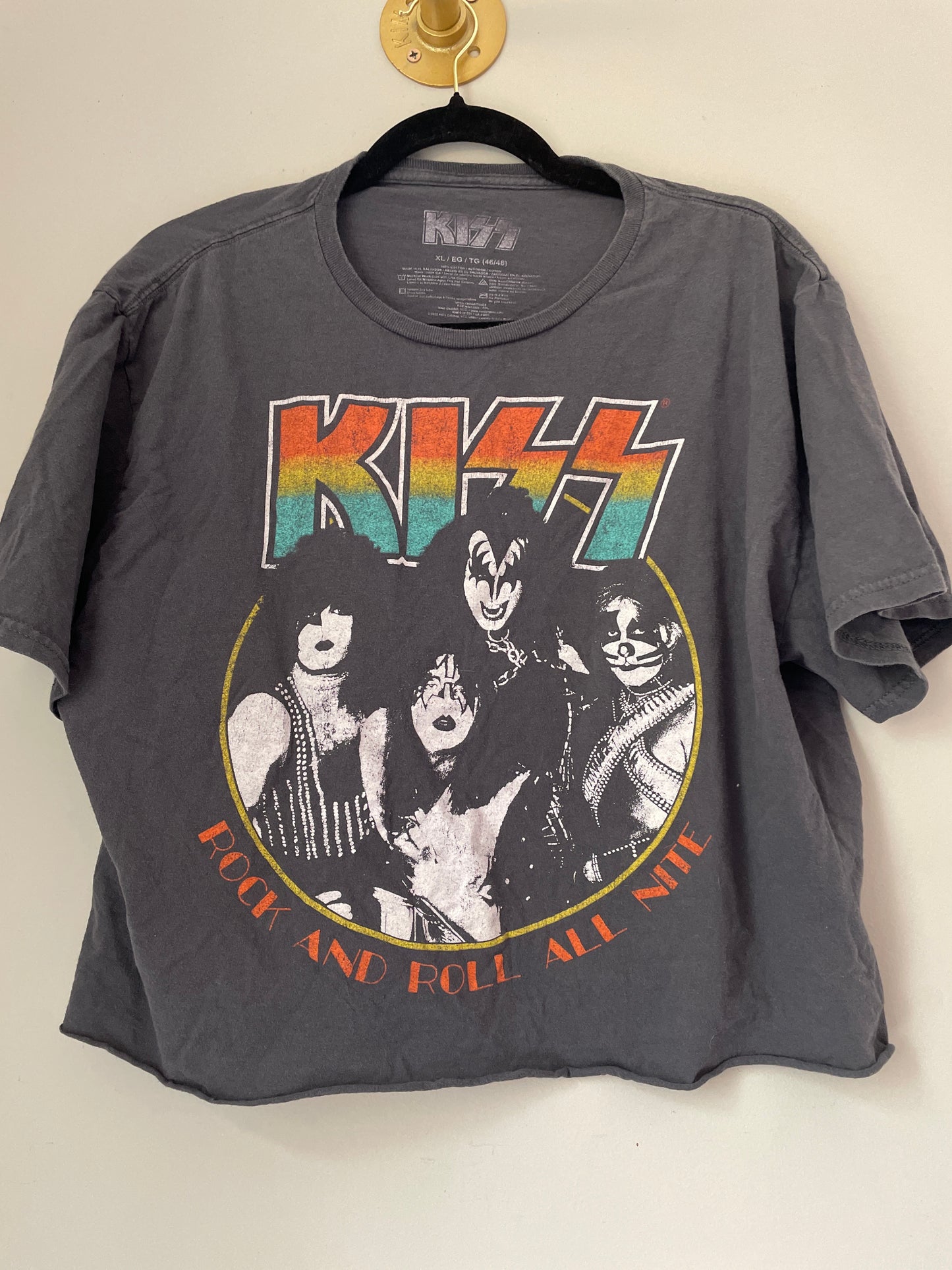 XL KISS Cropped Graphic Tee