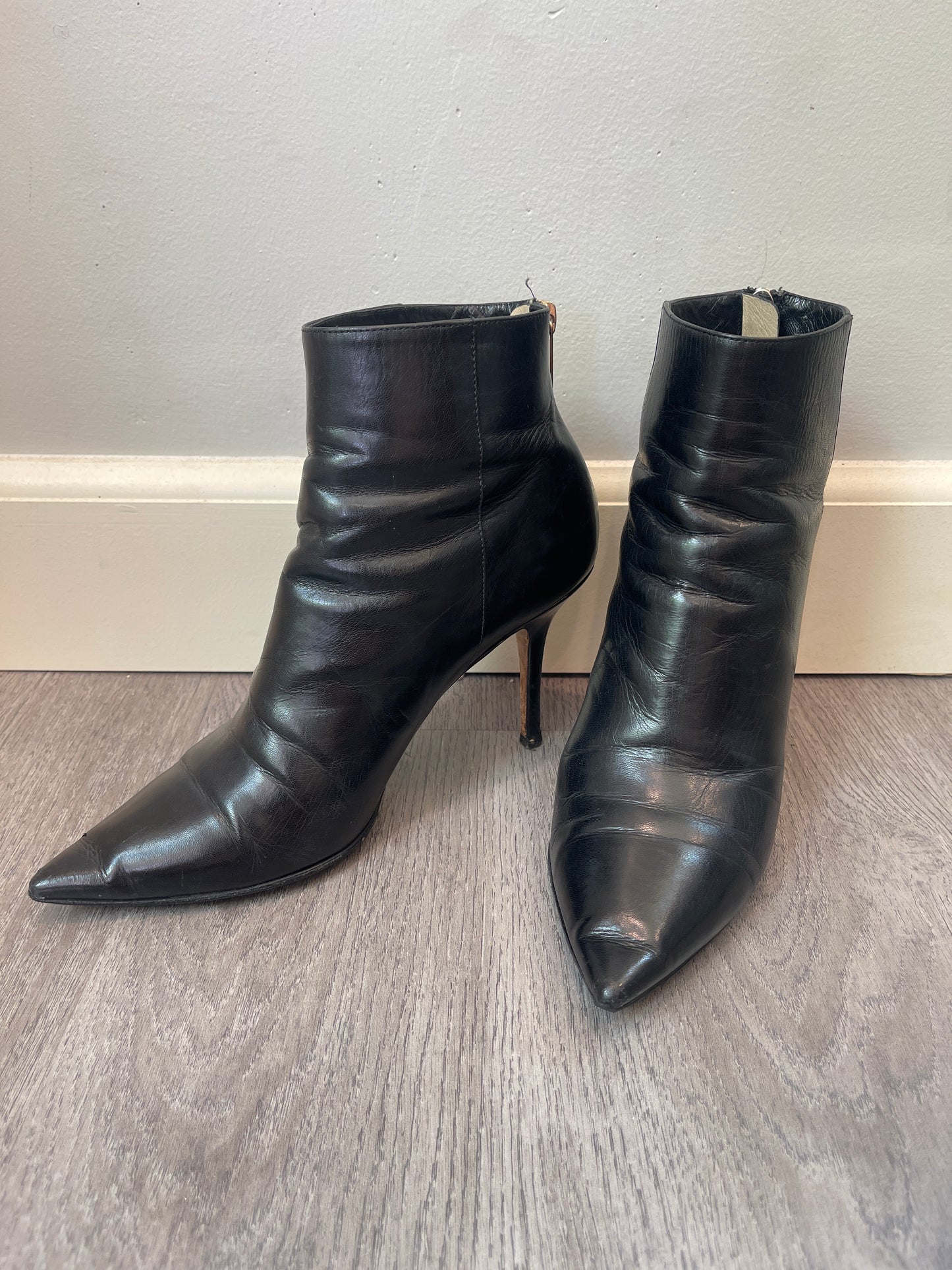 39 (8) Jimmy Choo Black Leather Heeled Boot