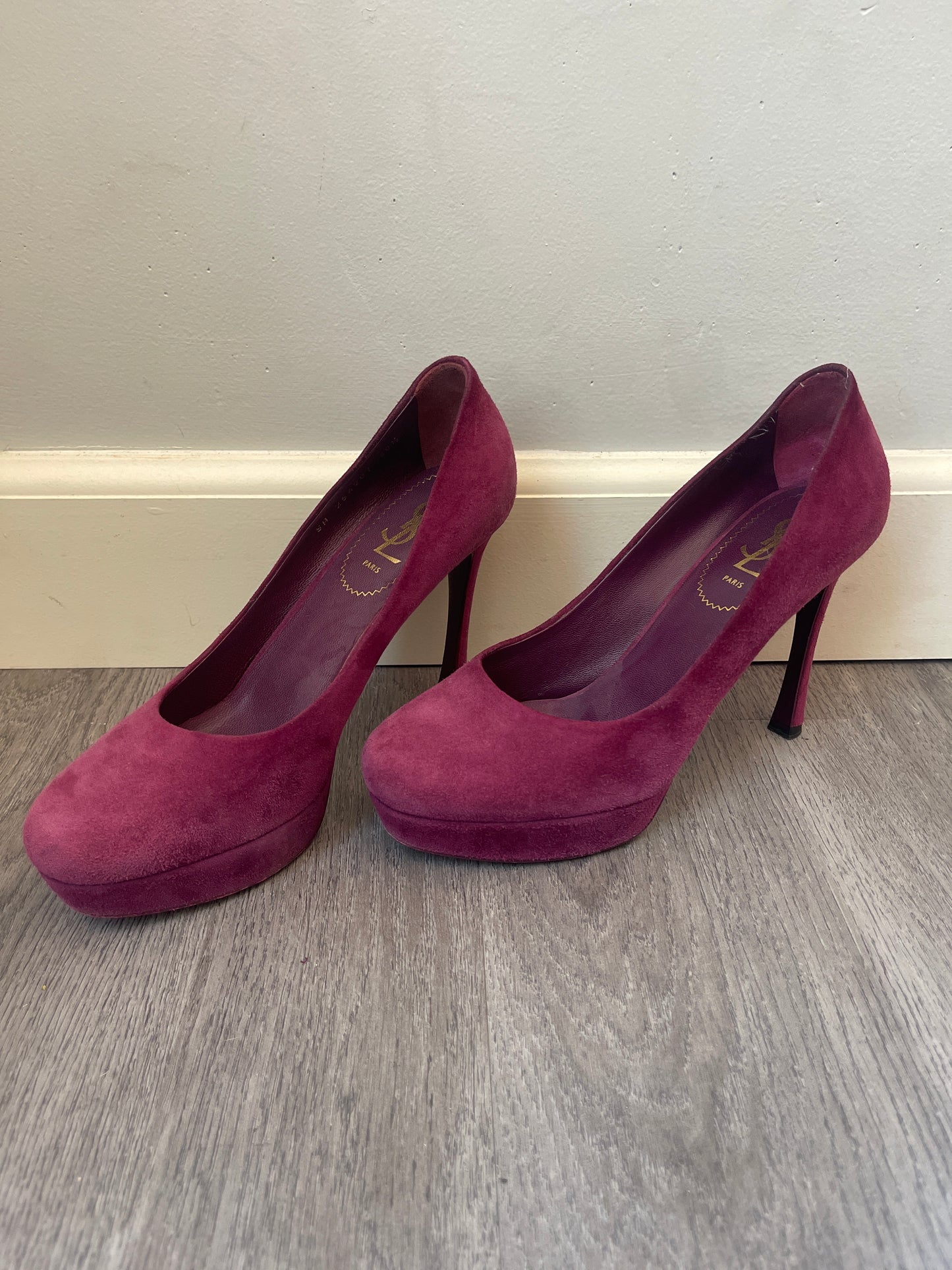 38 1/2 (8) YSL Gisele 80 Suede Platform Pumps