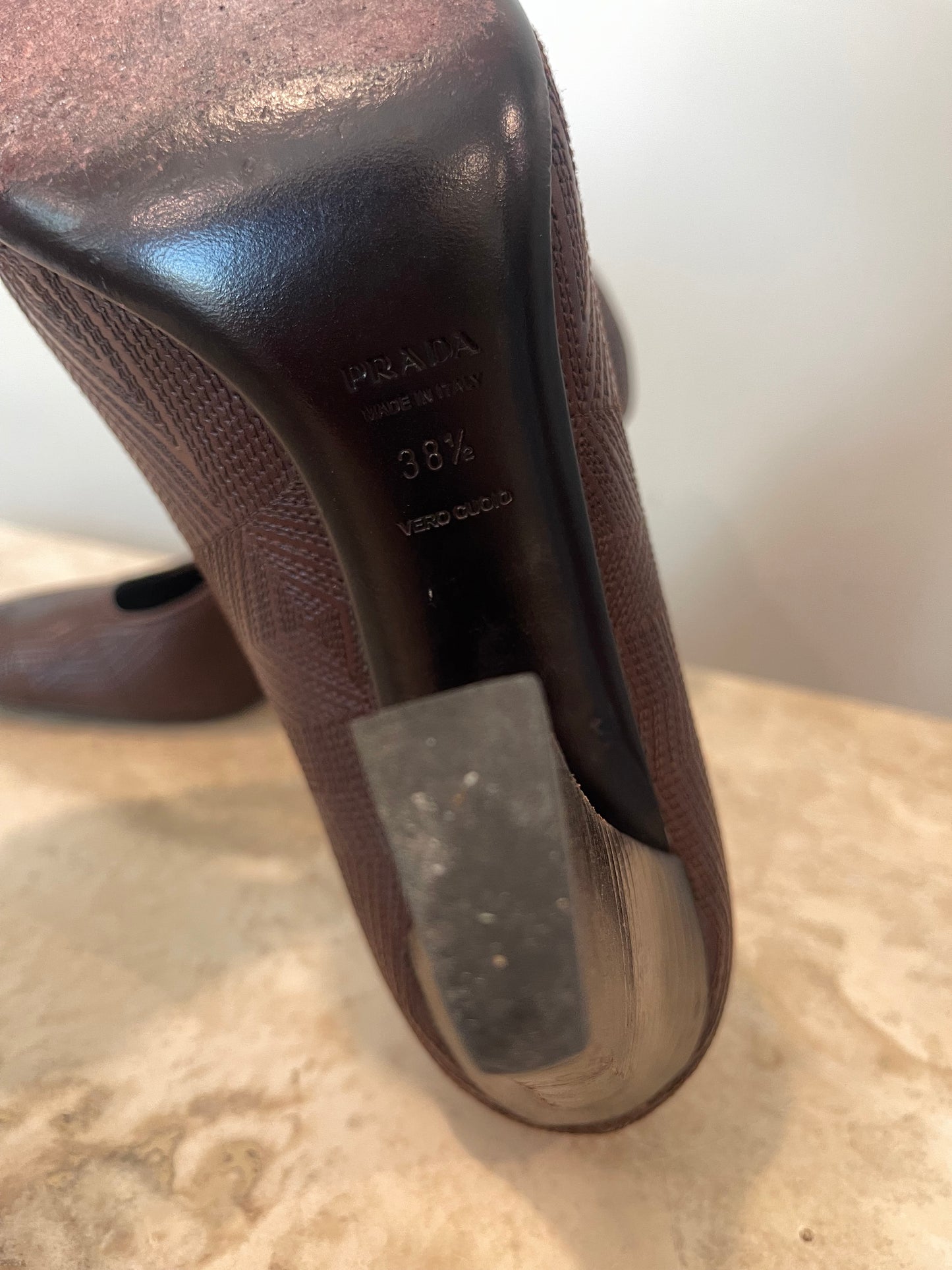 38 1/2 (8) Prada Brown Leather Pumps
