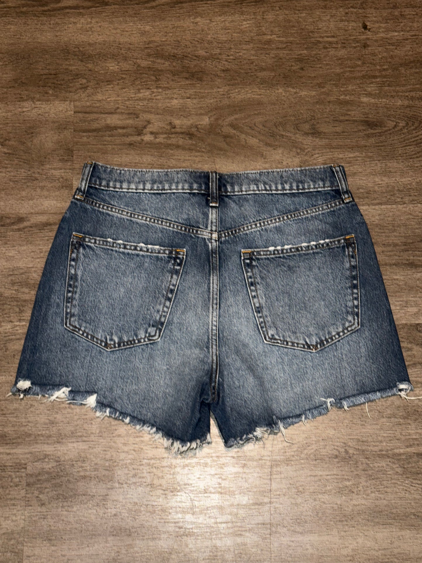 8R/29 GAP 4” High Rise Stride Short