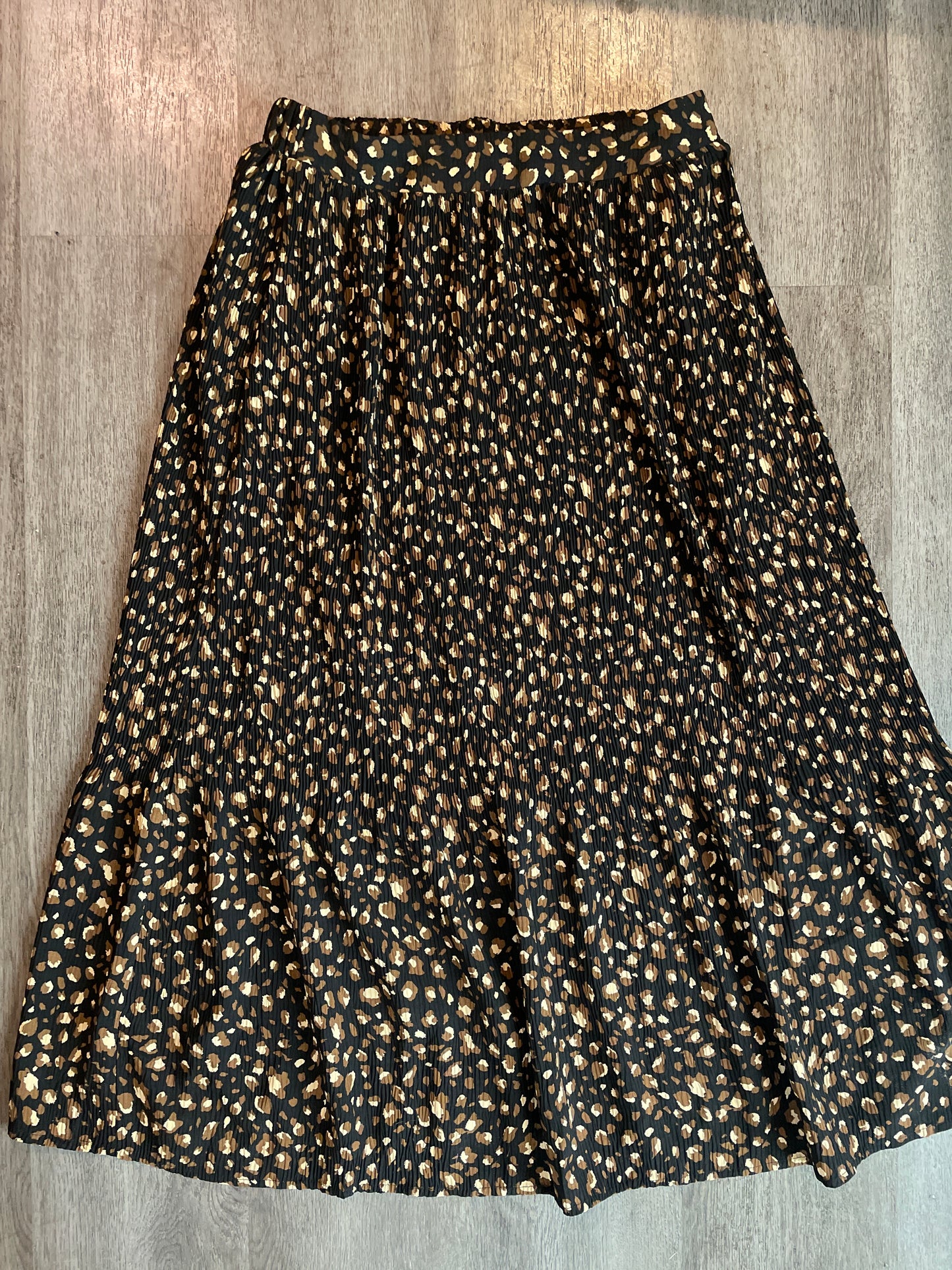 L NWT Loveriche Leopard Pleated Skirt