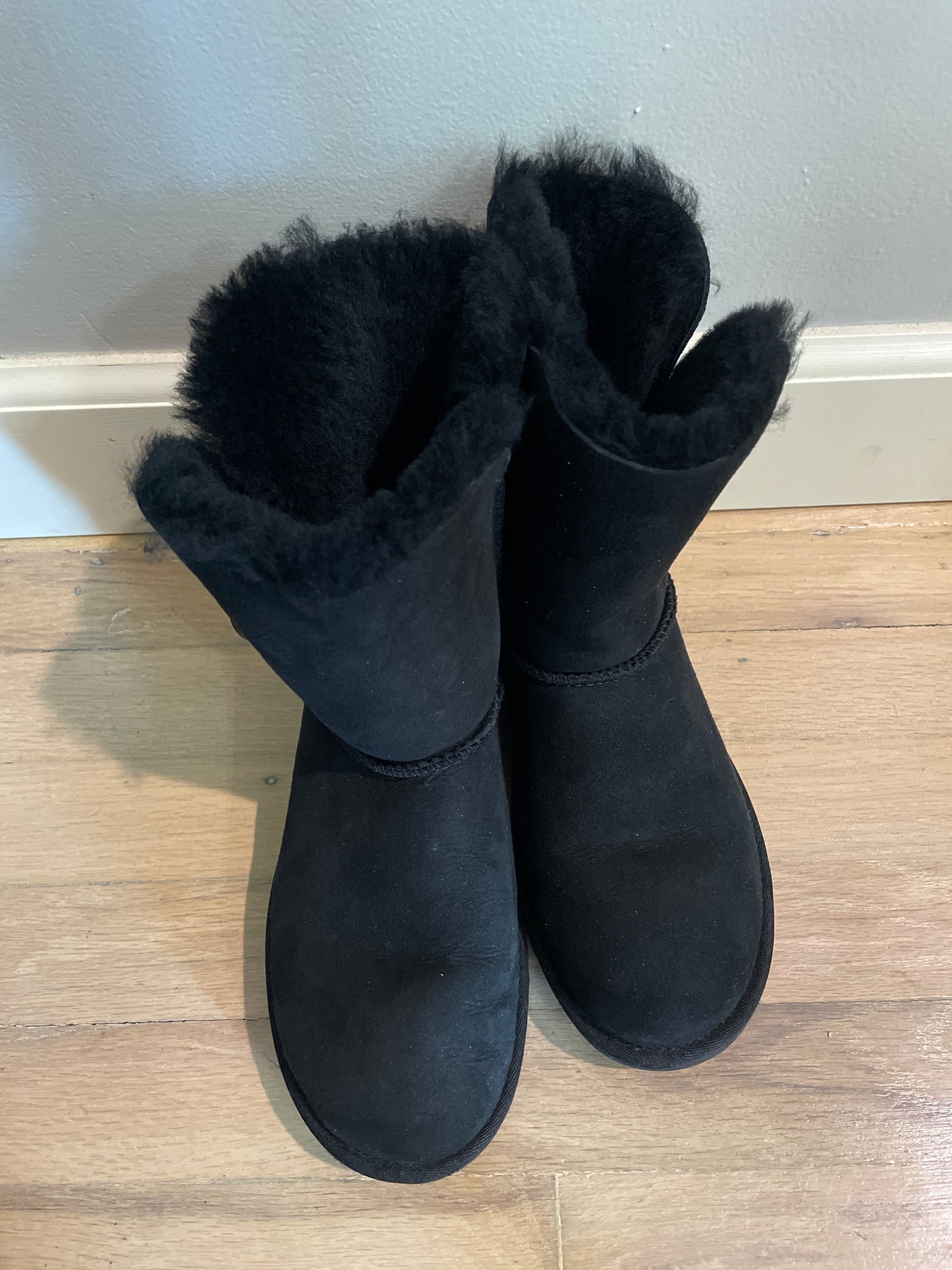 7 UGG Mini Bailey Button II Black