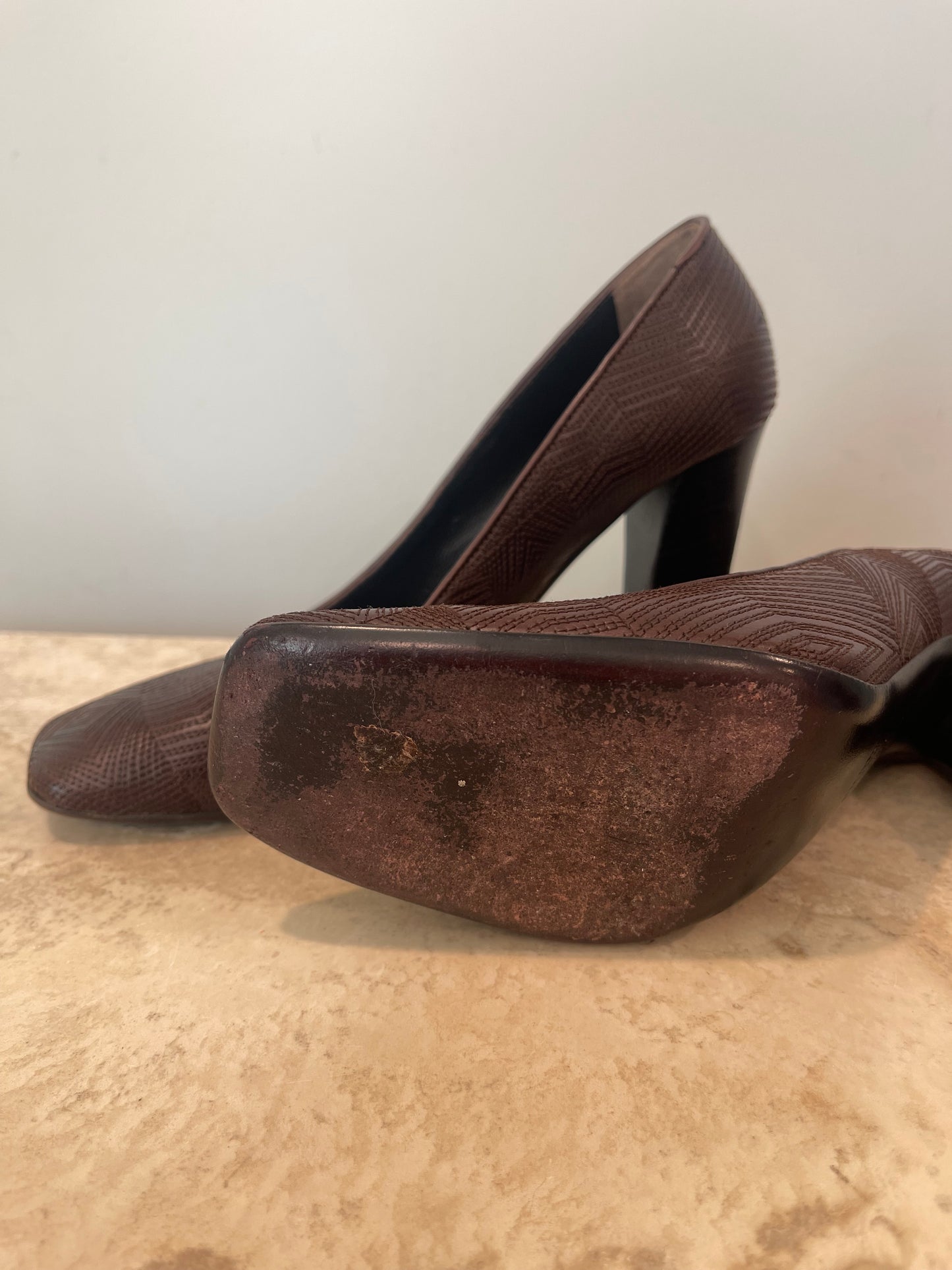 38 1/2 (8) Prada Brown Leather Pumps