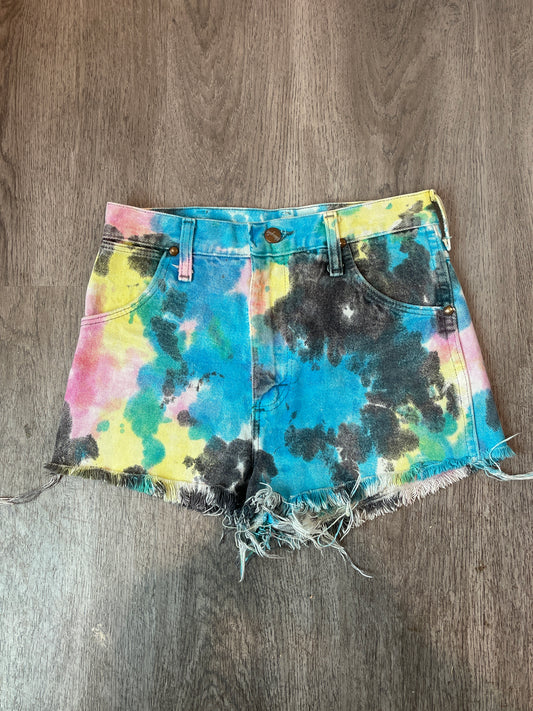 28 Vintage Wrangler Upcycle Tie Dye Short