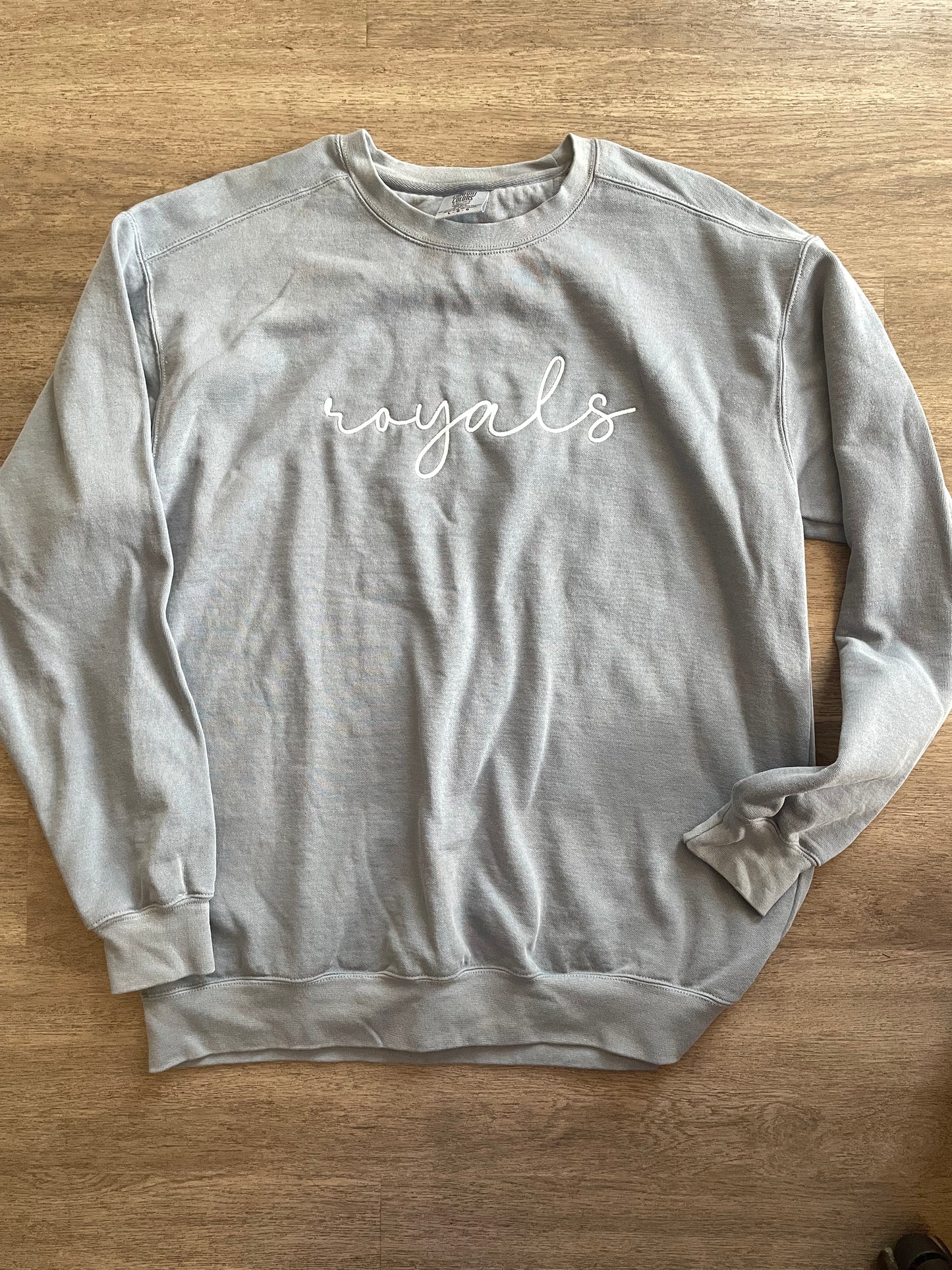 L Dust Blue “Royals” Graphic Crewneck – Minimal Script Pullover