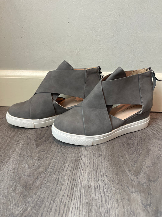 37 (6.5) Gray Criss Cross Sneaker