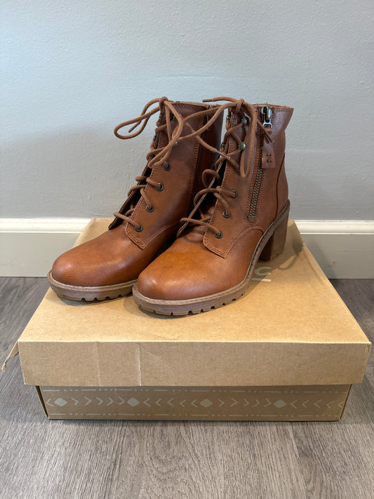 9 Zodiac Brown Lace Up Boots