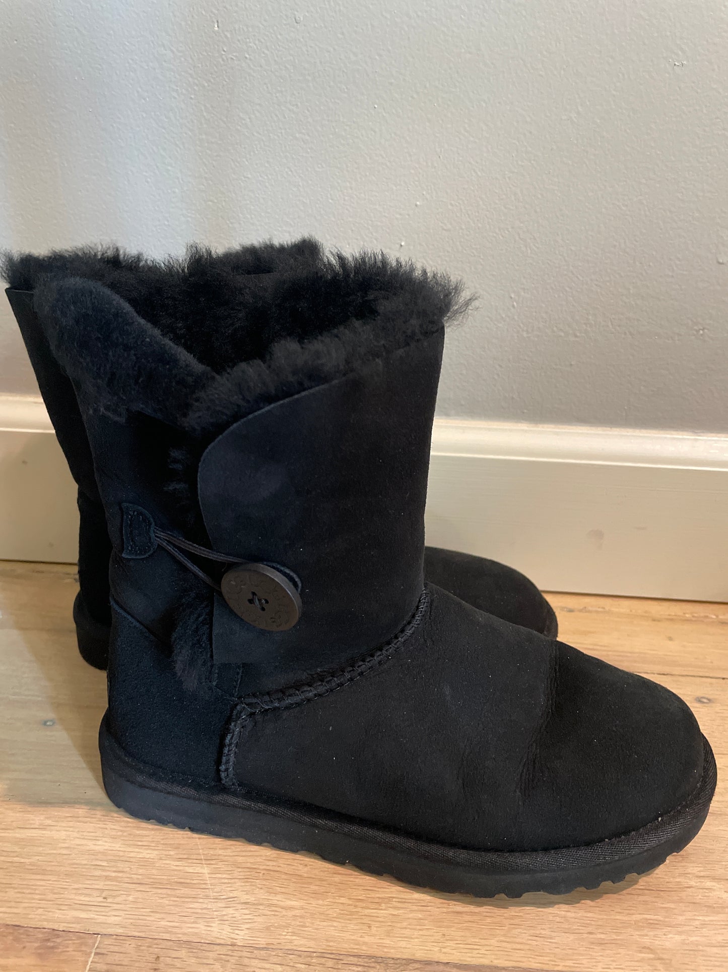 7 UGG Mini Bailey Button II Black