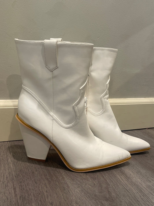 10 Lulus Pointed Toe White Bootie