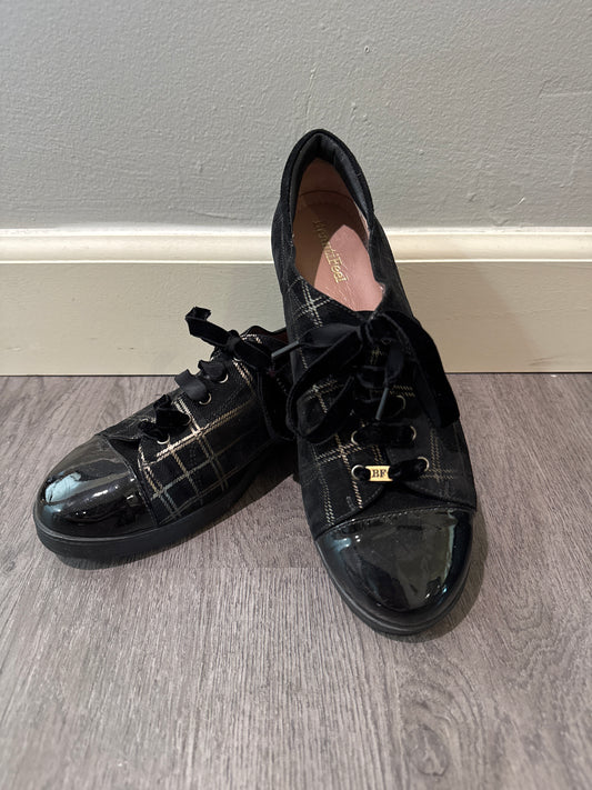 38 (7.5) Beautiful Feel Black Gold Shoes