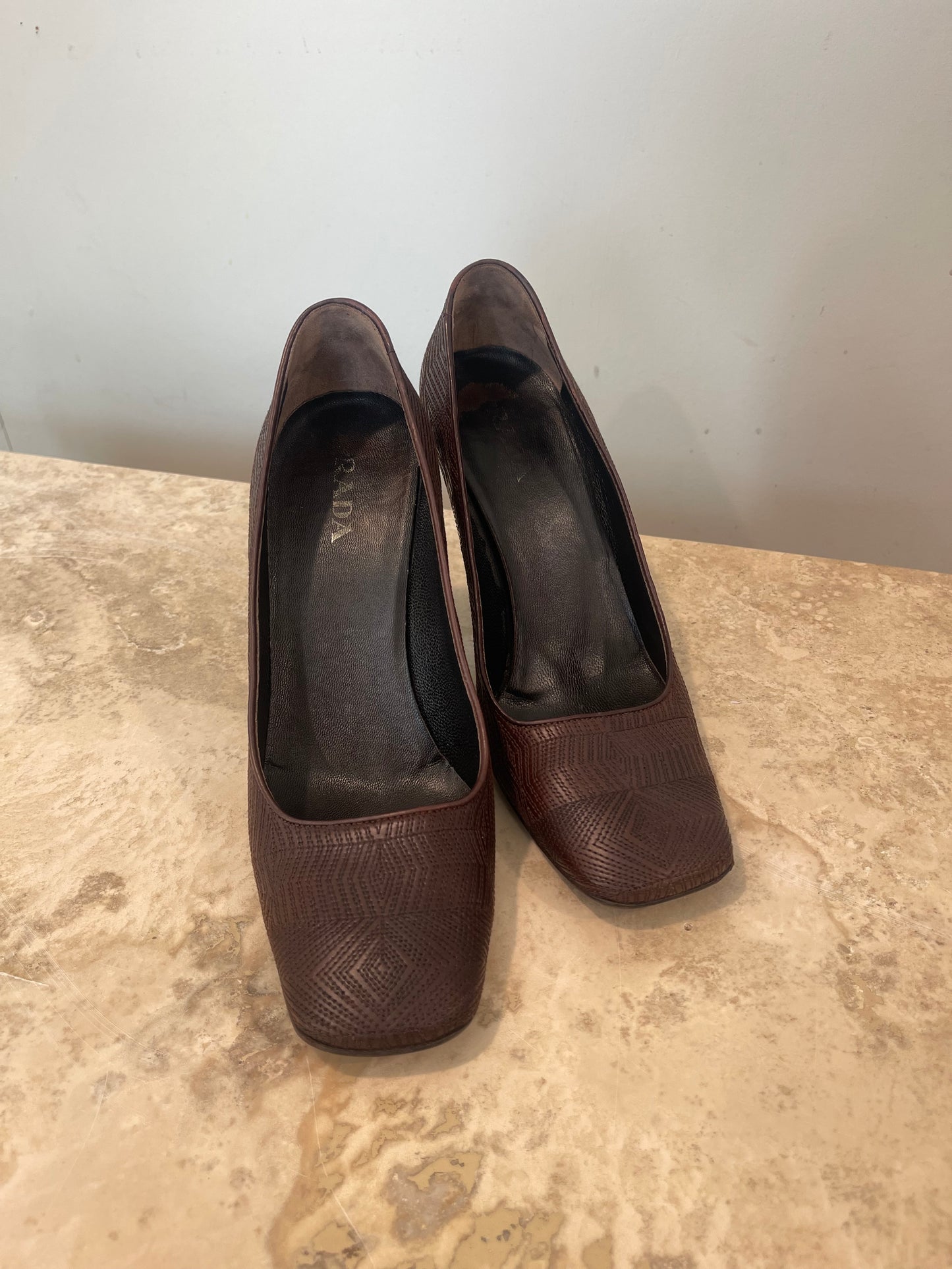 38 1/2 (8) Prada Brown Leather Pumps