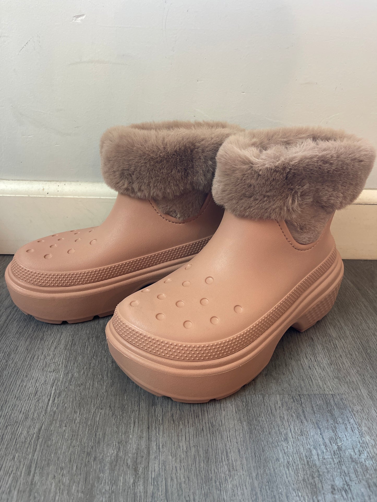 9 Crocs Stomp Lined Boot Rose