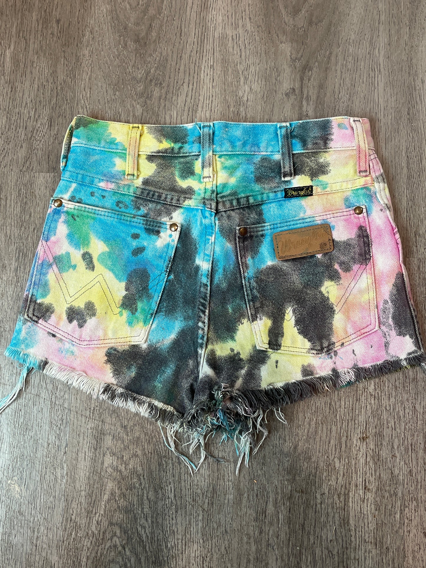 28 Vintage Wrangler Upcycle Tie Dye Short
