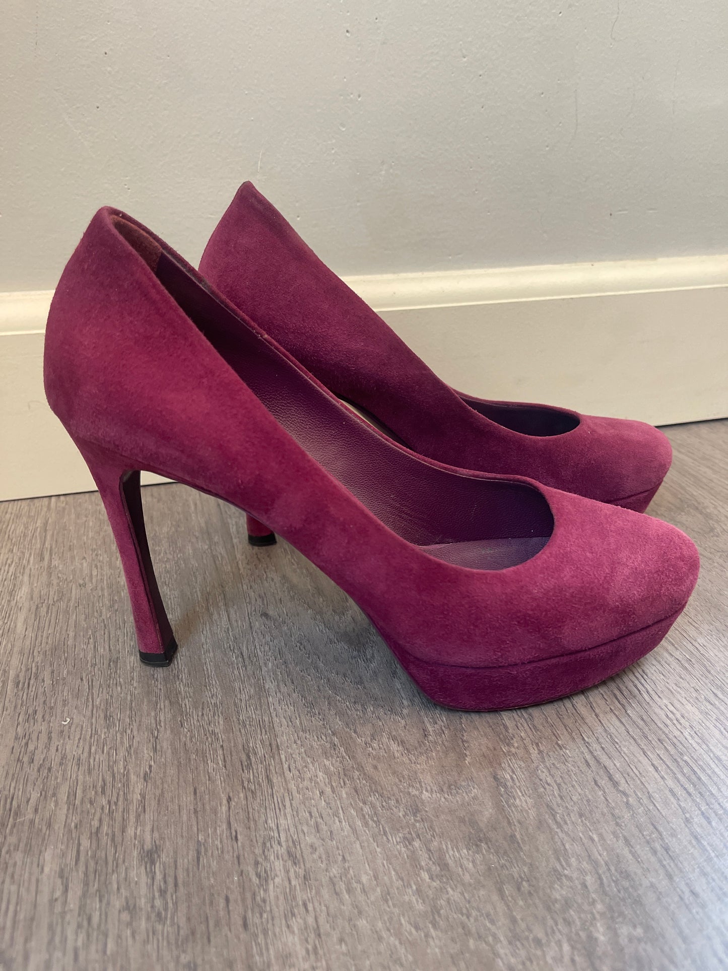 38 1/2 (8) YSL Gisele 80 Suede Platform Pumps