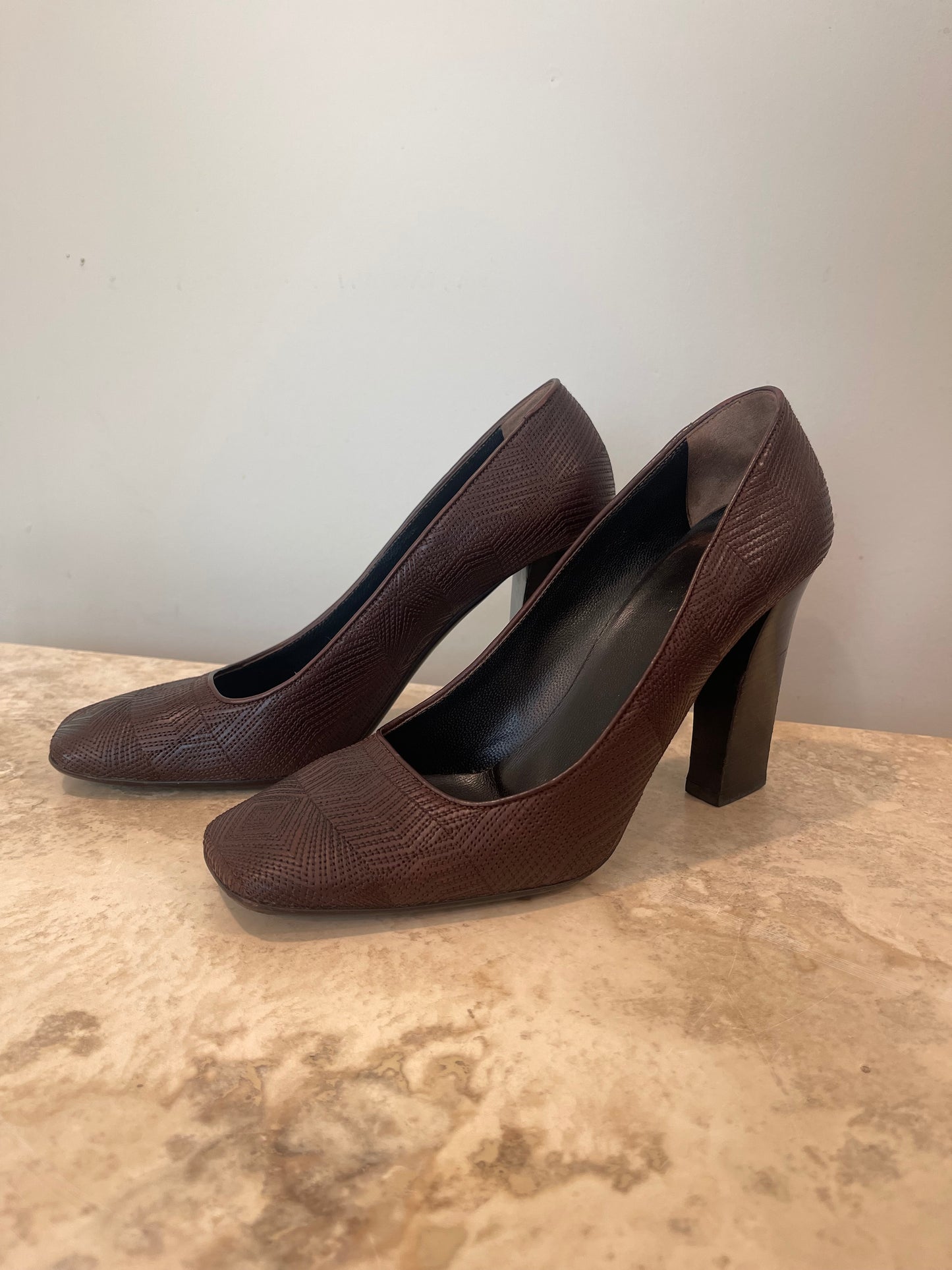 38 1/2 (8) Prada Brown Leather Pumps