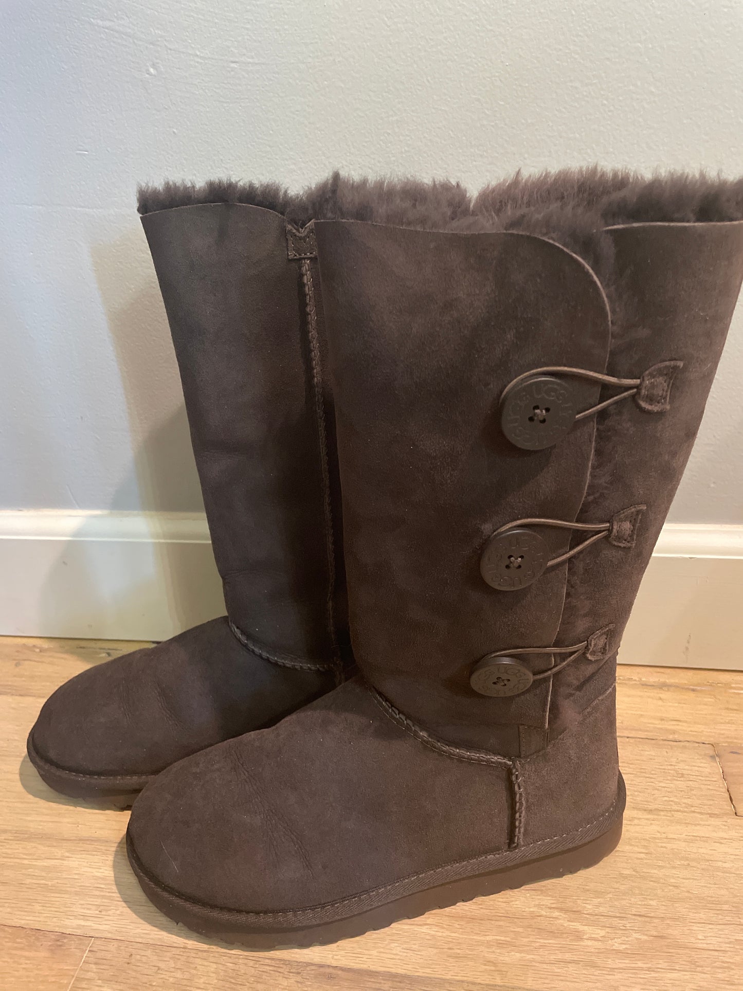 8 UGG Bailey Button Triplet Chocolate