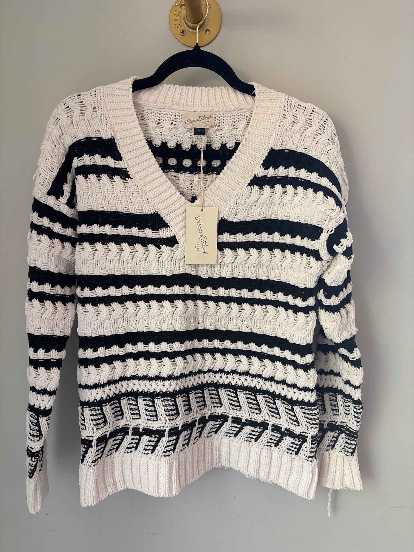 XS New Universal Thread Black Cream Sweater