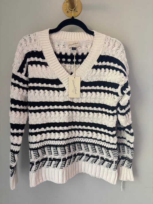 XS New Universal Thread Black Cream Sweater