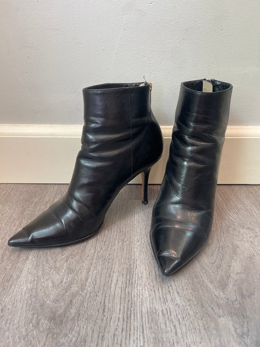 39 (8) Jimmy Choo Black Leather Heeled Boot