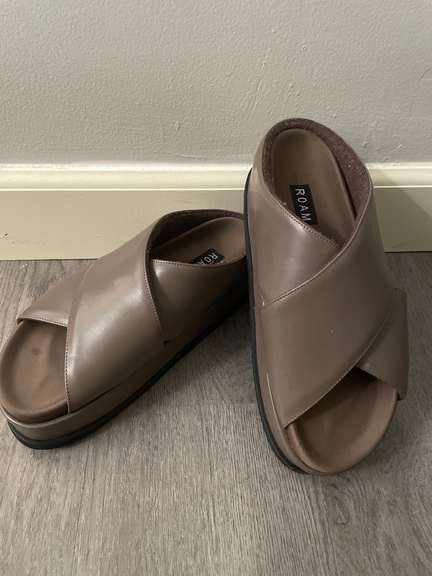 10 ROAM CROSS STACK PLATFORM SANDALS TAUPE VEGAN LEATHER