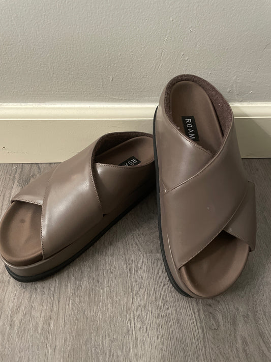 10 ROAM CROSS STACK PLATFORM SANDALS TAUPE VEGAN LEATHER