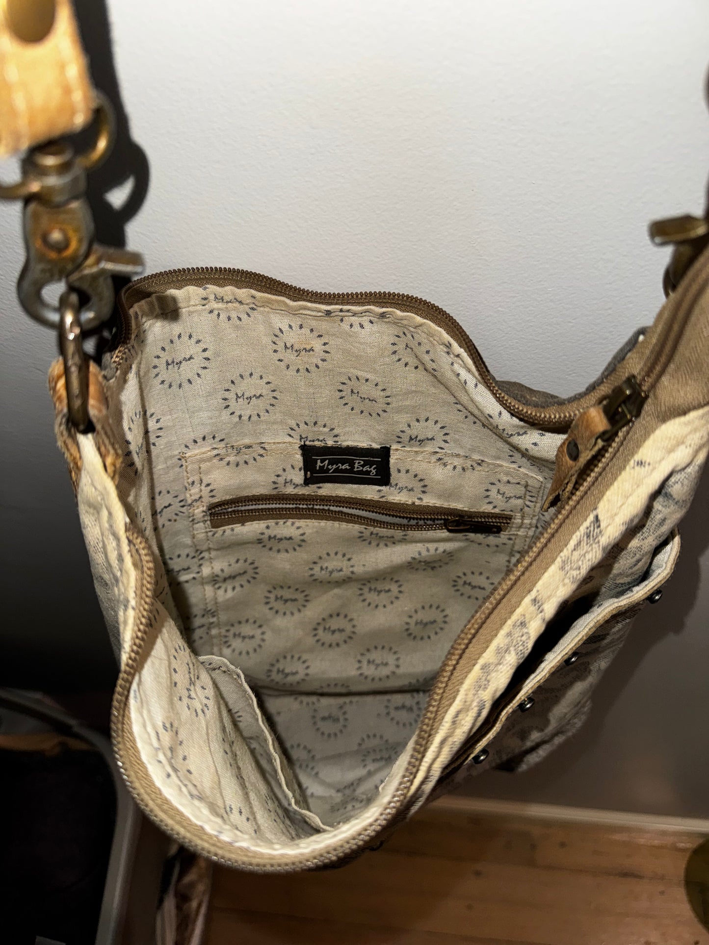 Myra Bag western-style shoulder bag made of upcycled canvas and cowhide leathe