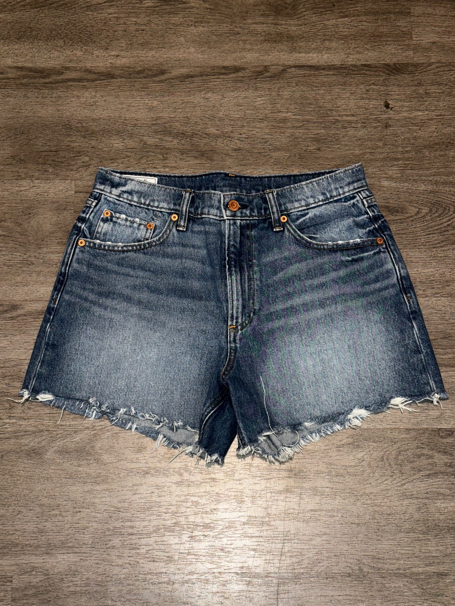 8R/29 GAP 4” High Rise Stride Short